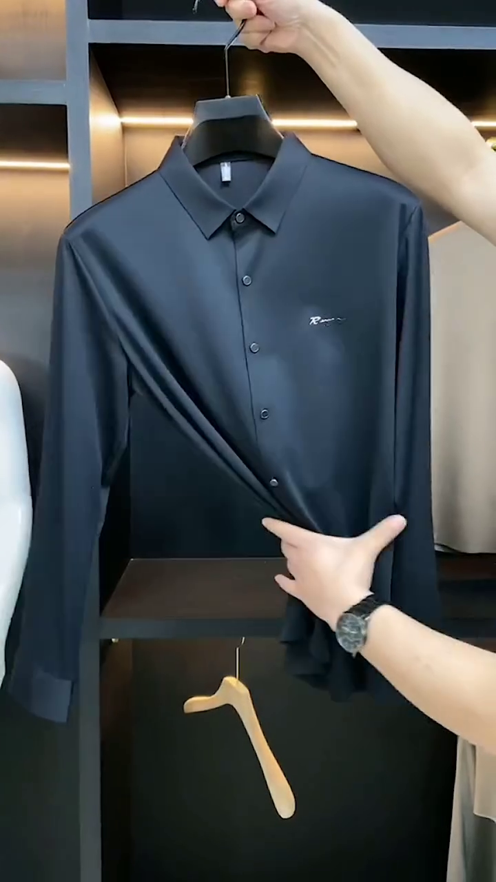 Men Relaxed Slim Fit Solid Spread Collar Pure Cotton Casual Shirt