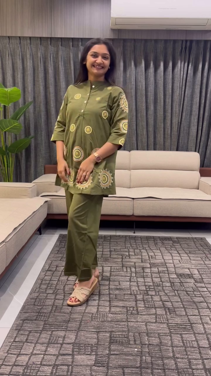 Women Floral Embroidered Cotton Kurta with Trousers